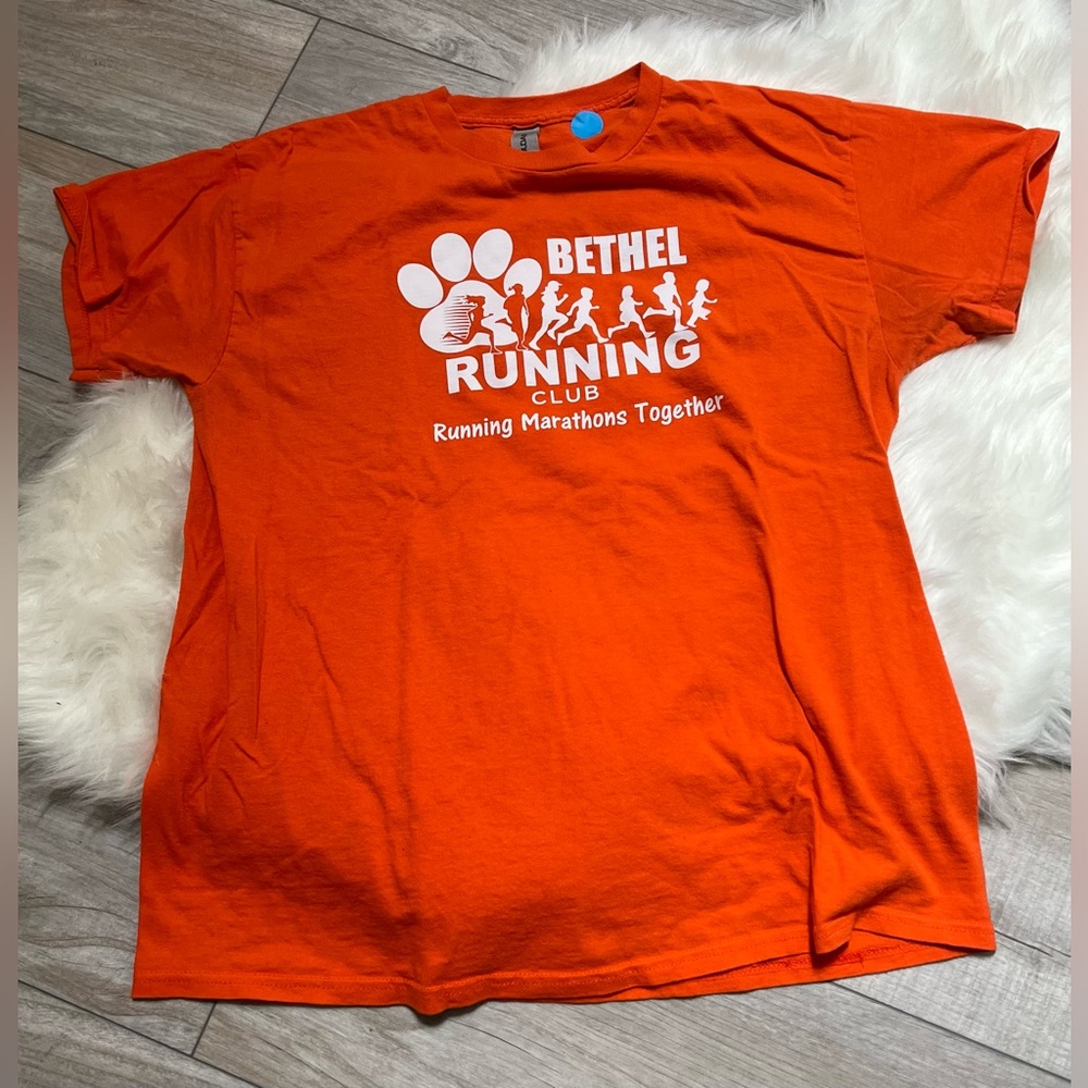 GILDAN | Retro Vintage “Bethel Run Club” Marathon Unisex Adult T-Shirt (L)
